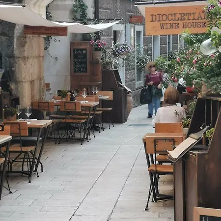 2 Apartmana Za Dvoje U Dioklecijanovoj Palaci 2 For Two In Diocletian's Palace